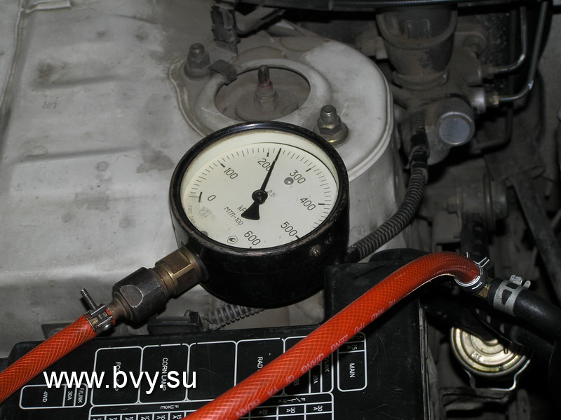 Измерение давления топлива на двигателе Nissan